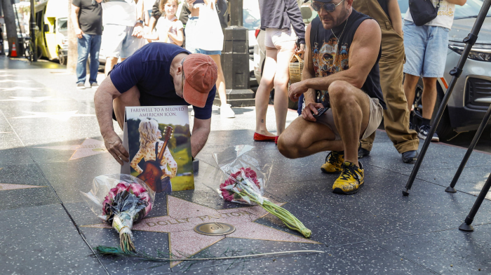 Morta Dolly Parton, cordoglio globale da Jane Fonda "devastata" a Donald Trump e Bill Clinton