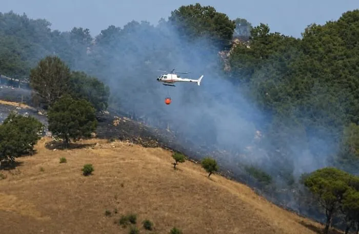 Roccella Valdemone, il fuoco minaccia fino all'Alta Valle dell'Alcantara