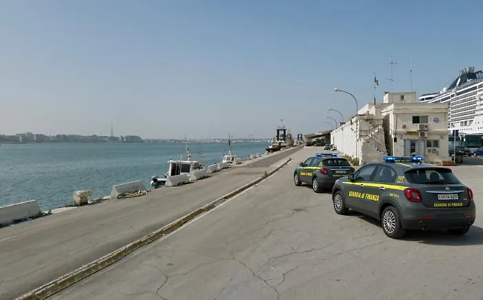 Il giallo dei missili nel porto di Bari: tre testate da guerra "camuffate" sotto il nastro adesivo 