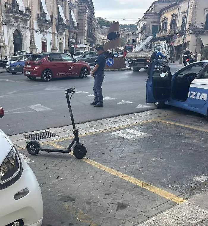 Modica, fuga in monopattino: bloccato in centro storico