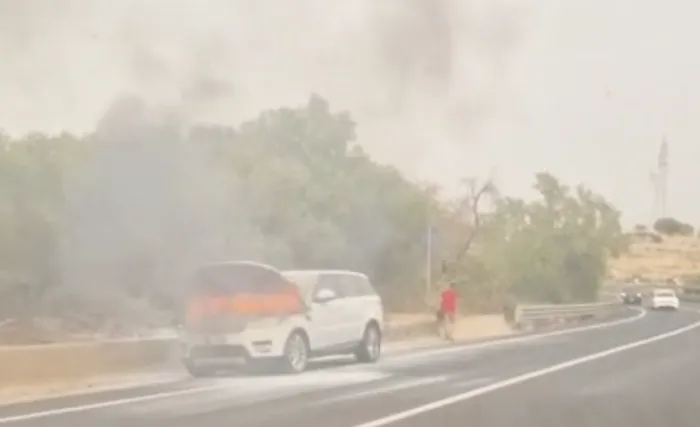 Auto in fiamme sulla Ragusa-Modica