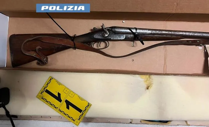 Armi sotto il divano nel garage: arrestato un trentatreenne a San Giovanni Galermo