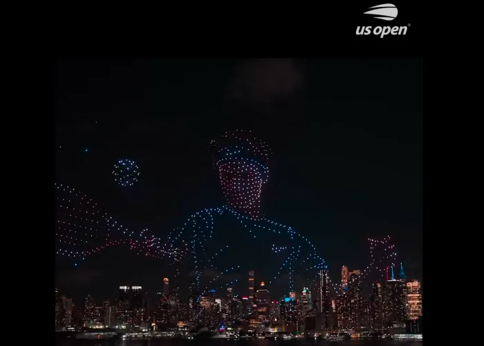 Lo spettacolo dei droni sull'East Rider a New York per celebrare Roger Federer: il video &egrave; mozzafiato