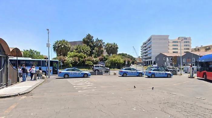 Folle fuga a tutta velocit&agrave; in centro a Catania: speronano la polizia con i figli neonati a bordo 