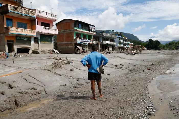 Nepal, il racconto di Stefano Lotumolo dalla valle travolta dal fango: come il confine con il Tibet &egrave; diventato una trappola