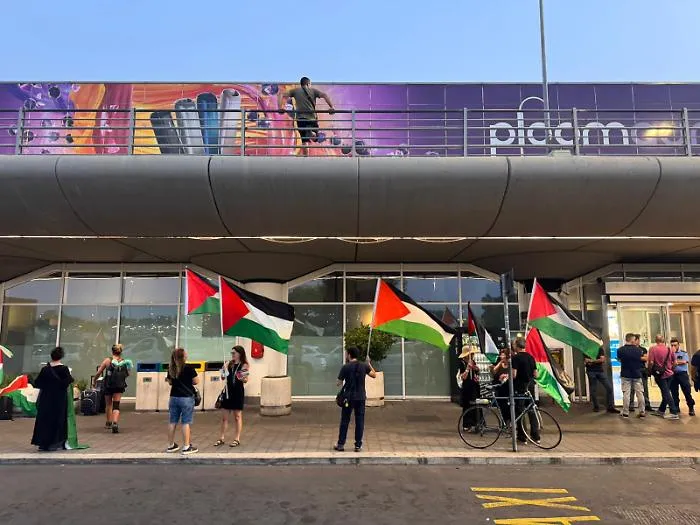 Un muro di coscienza per la Palestina: manifestazione in aeroporto 