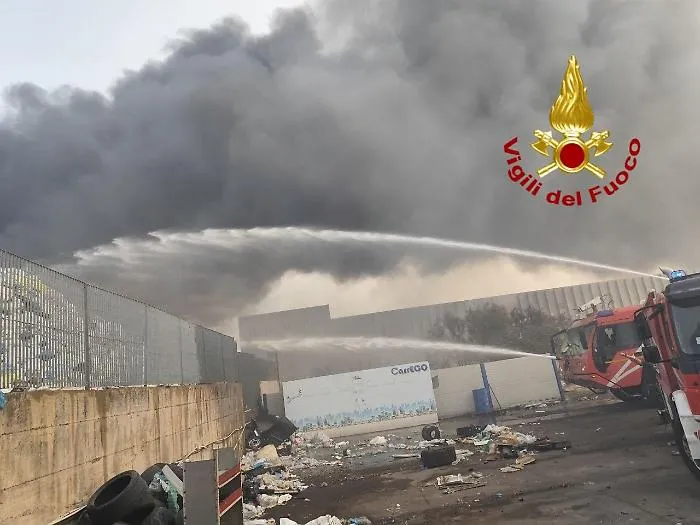 Fiamme in un'azienda di materiali in plastica nella Zona industriale: colonna di fumo visibile in citt&agrave;