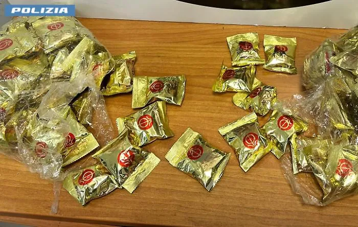 Cocaina nascosta nei "biscotti della fortuna": corriere arrestata a Fiumicino prima del volo per l'Asia