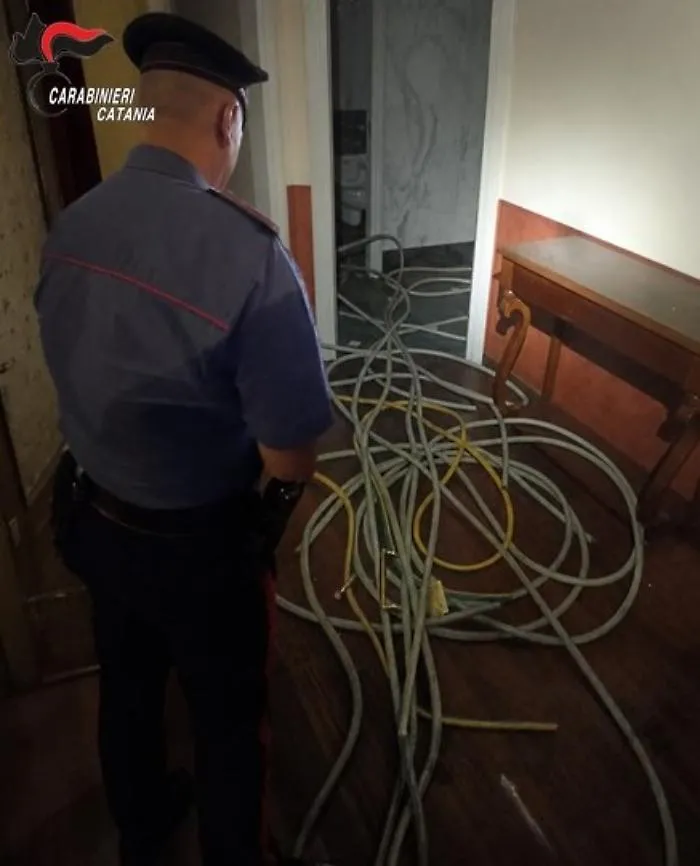 I Carabinieri di Aci Sant'Antonio arrestano 33enne sorpreso a rubare cavi in rame da un hotel a Pedara