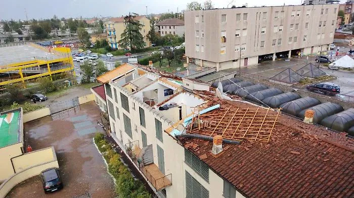 A Cremona tromba d'aria spazza tetti delle case: duomo e danneggia duomo e centro storico 