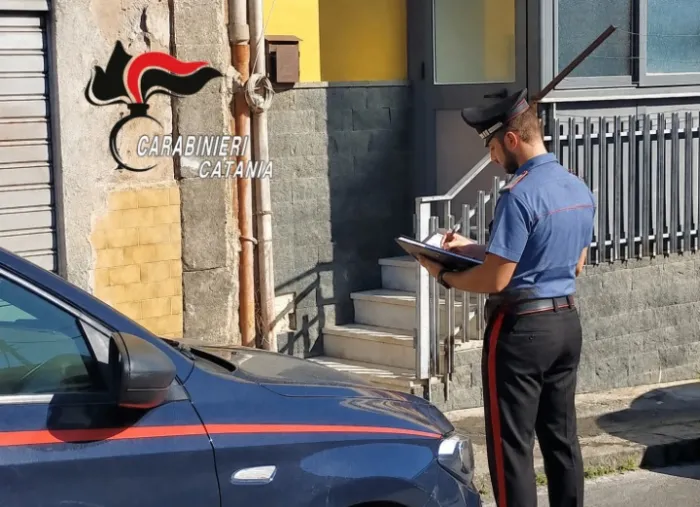Ubriaco sfonda la finestra della casa della nonna e si addormenta sul divano: arrestato