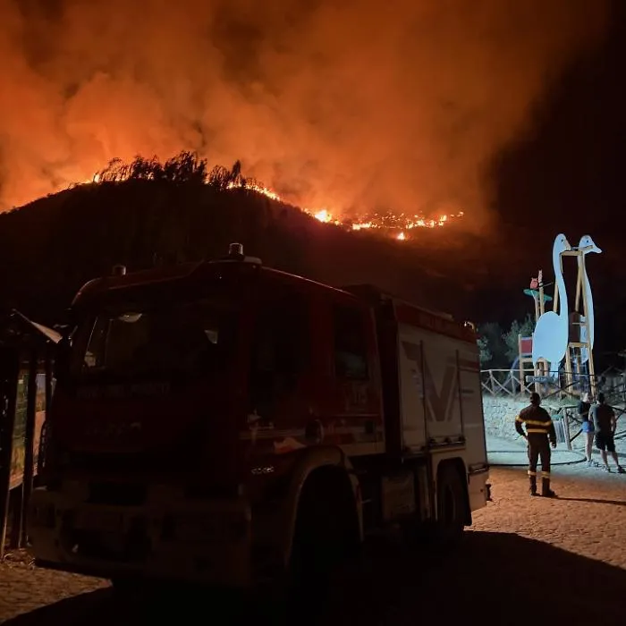 Notte di incendi nel Palermitano: roghi sulla SS285 e nelle Madonie, fumo e case minacciate
