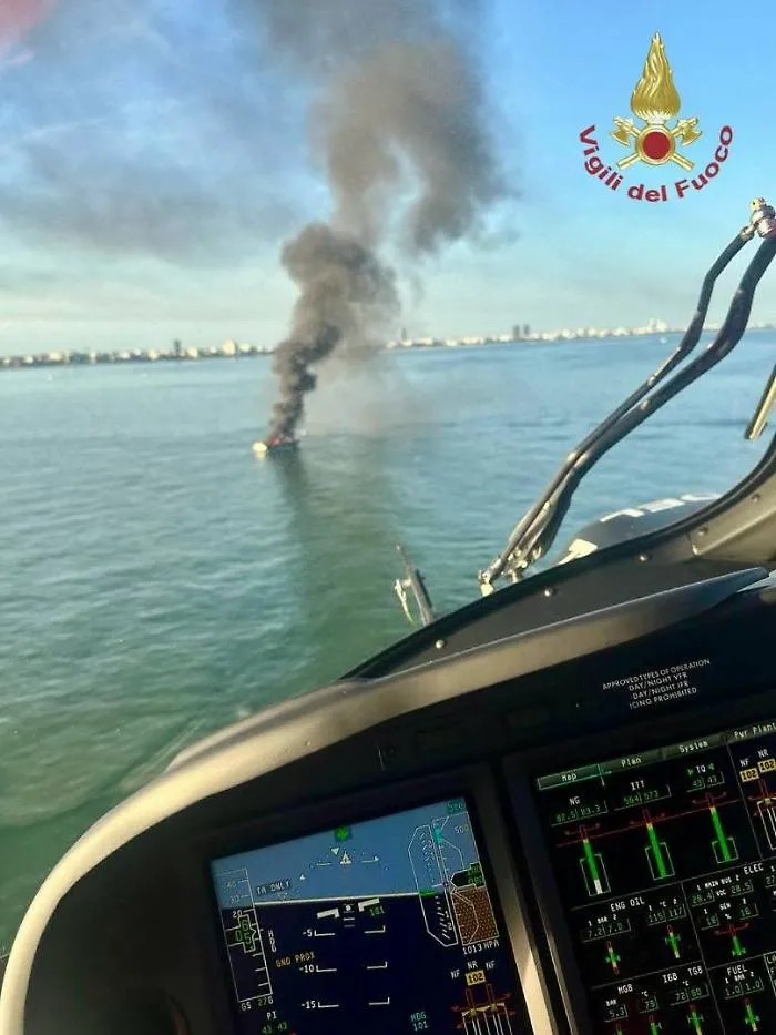 Yacht di lusso in fiamme a Jesolo, fumo visibile a chilometri di distanza: salvataggio miracoloso per 10 persone