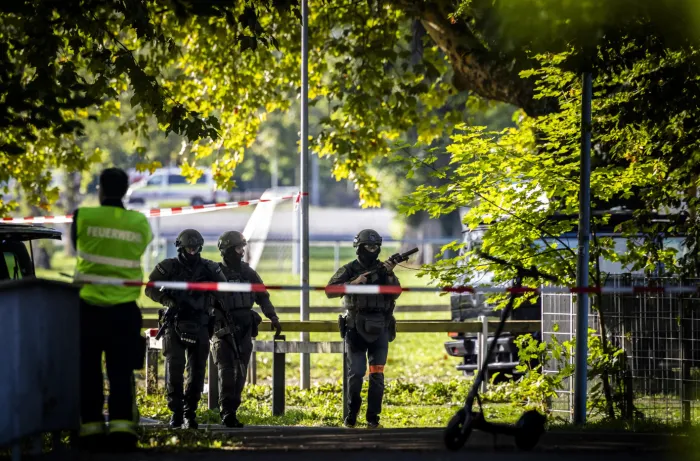 Sparatoria in Svizzera, &egrave; caccia all'uomo. La Farnesina al lavoro con le autorit&agrave; elvetiche