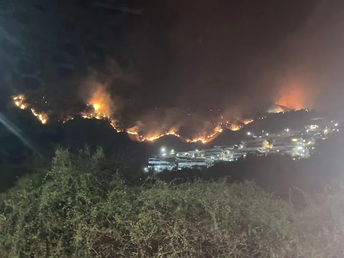 Letojanni nella morsa degli incendi: colline in fiamme, appello a segnalare movimenti sospetti