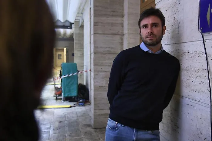 Di Battista, condizioni ancora gravi: slitta il trasferimento in Italia