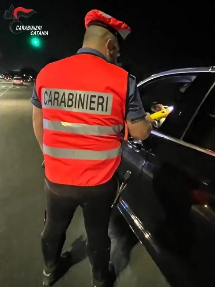 Ubriaco al volante causa incidente con un ferito: patente ritirata e auto sequestrata