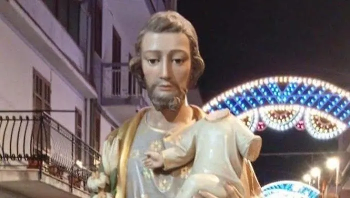 Villafrati, San Giuseppe cade dal fercolo durante la processione: ferito un uomo di 56 anni