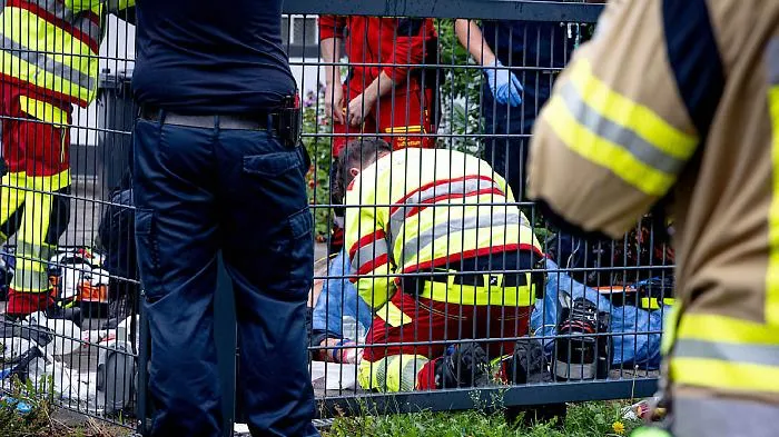 Trovato vivo con un'ascia conficcata in testa: orrore a Hattingen in Germania 