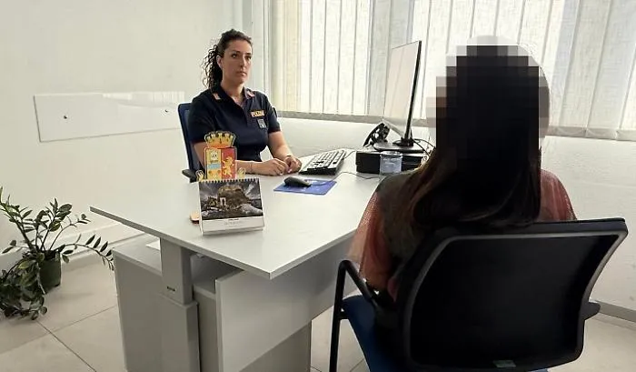 Minaccia con un coltello il nipotino e ferisce la compagna, arrestato dalla Polizia un 36enne in astinenza da cocaina