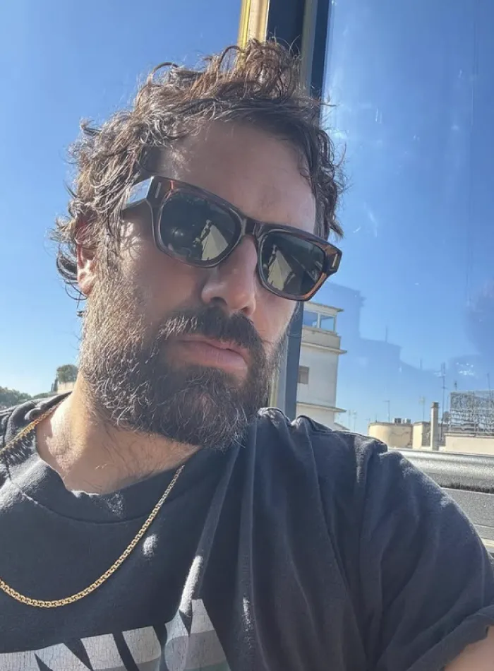 Tommaso Paradiso non sta bene: &laquo;Ho il Toscana virus&raquo;. Forfait a Verona