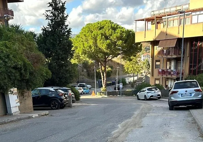 Salita Villa Contino, residenti di &ldquo;Messina 2&rdquo; denunciano disagi: &laquo;Qui le regole sembrano non valere&raquo;