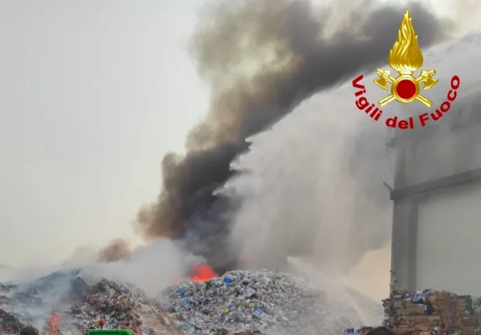 Spento l'incendio in un impianto per il trattamento di materiali plastici alla zona industriale, resta l'allarme salute