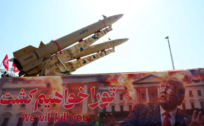Notte di fuoco nel Golfo,  raid Usa a Larak, l'Iran  attacca basi americane in Giordania 