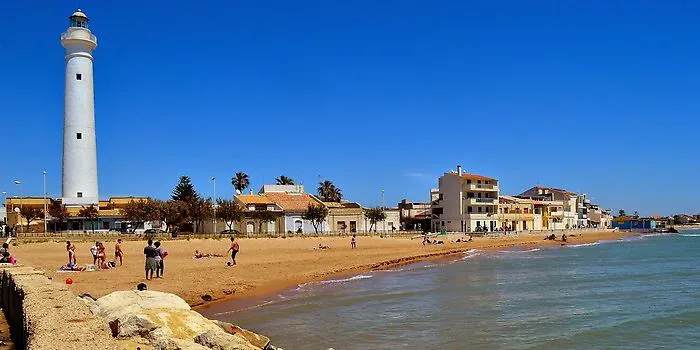 Una donna seguita da uno sconosciuto sulla spiaggia di Montalbano a Punta Secca? Il racconto sui social