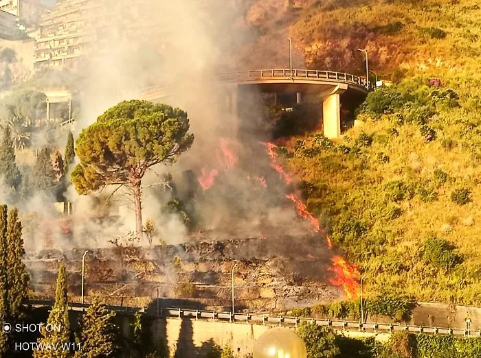 Fiamme minacciano Taormina, l'allarme del sindaco De Luca: &laquo;La citt&agrave; brucia!&raquo;