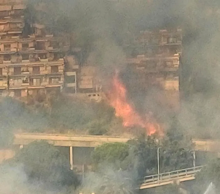 Paura a Taormina per un incendio dalla galleria Paramassi che minaccia il centro storico