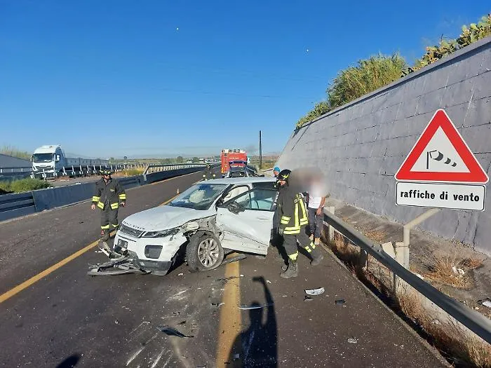 Incidente sull'A19 a Belpasso: tre auto coinvolte e nove feriti lievi