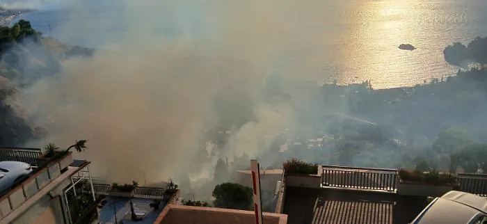 Taormina avvolta da fumo e fiamme: l'incendio si propaga alla vicina Castelmola