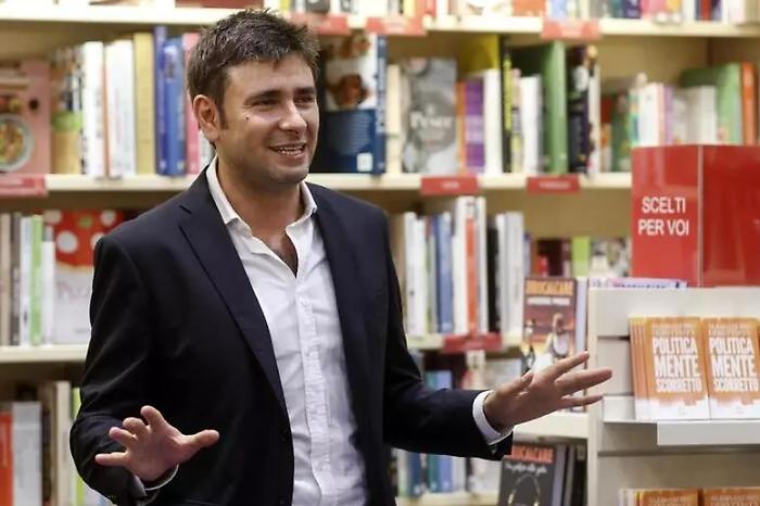 Alessandro Di Battista verso il rientro in Italia: niente volo di Stato ma sanitario con assicurazione 