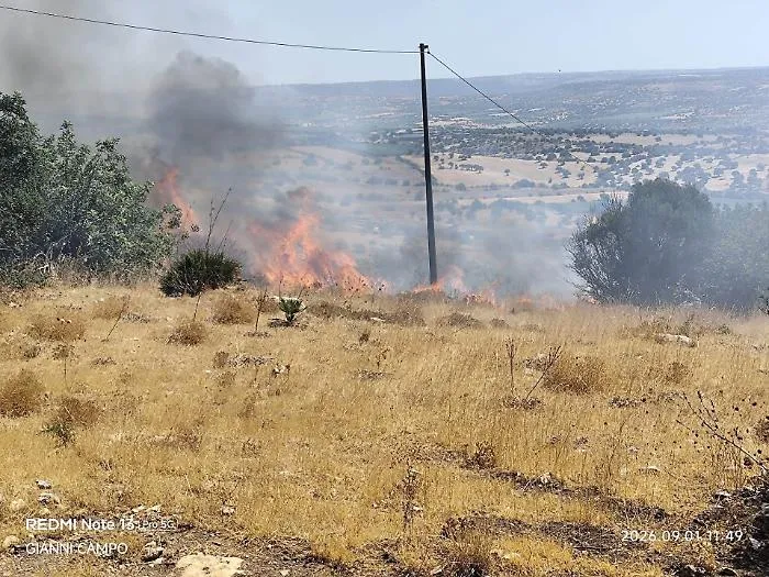 Ragusa, incendio a Monsovile. In azione anche la Protezione civile