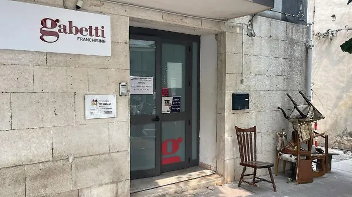 Ragusa, Chiavola: "L'ingresso della nostra agenzia trasformato in un deposito di masserizie"