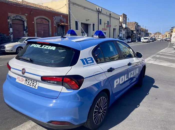 Non si ferma all'alt della polizia e fugge in moto, lanciando via una pistola: arrestato un ragazzo di 16 anni