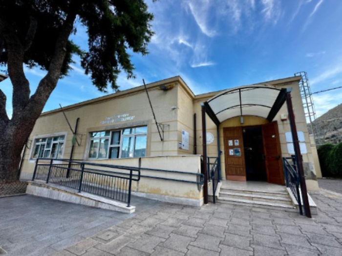 L’autoclave è ancora rotta. E i bambini rimangono a casa