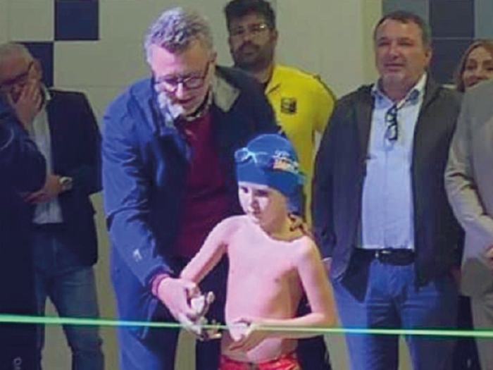 In piscina abbattute le barriere negli spogliatoi e nelle tribune