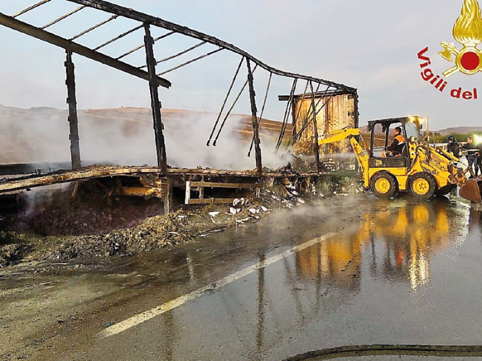 L'incendio sull'A19