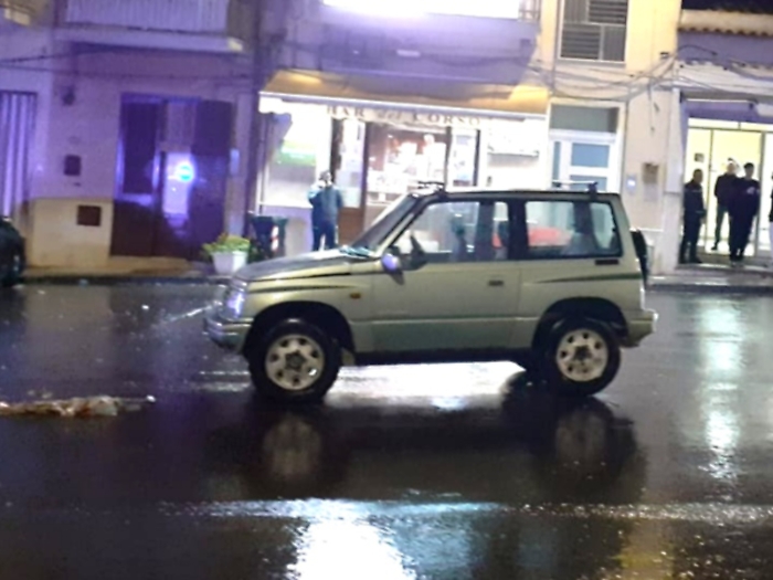 Niscemi, travolto mentre attraversa la strada sotto la pioggia battente: anziano muore dopo poche ore