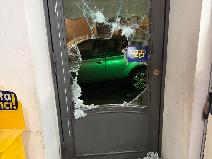 Furto con &ldquo;spaccata&rdquo; alla tabaccheria del Corso: danni per migliaia di euro