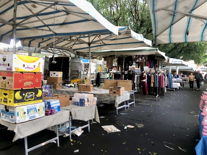 Gli abusivi di piazza Eroi d&rsquo;Ungheria chiedono di potersi mettere in regola