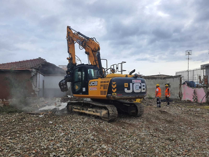 Ruspe in azione in via Taormina: abbattute altre 15 baracche