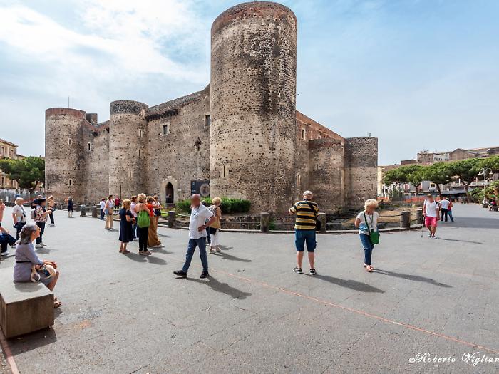 Castello Ursino ripristinato il transito auto nell’area