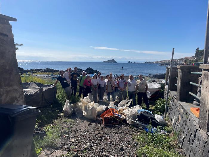 Capomulini, quando “l’unione fa la forza”: ripuliti spiagge e fondali