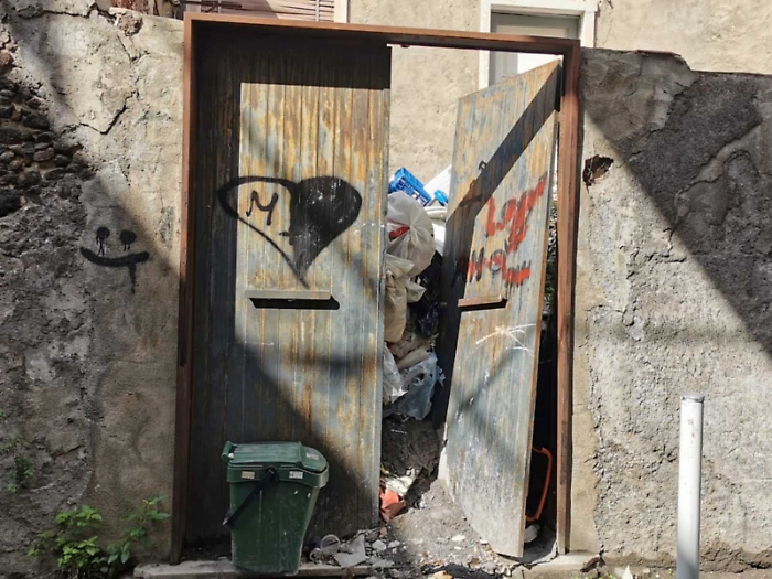 Via Truglio, megadiscarica in un vecchio casolare i residenti sono esasperati