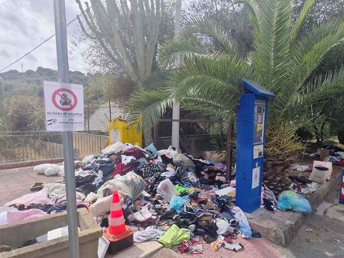 Abbandono vestiti usati: &egrave; emergenza