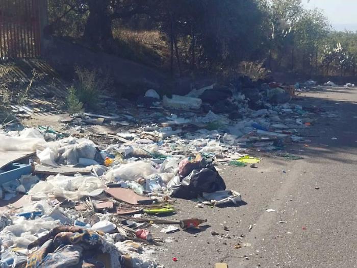 Una megadiscarisca di rifiuti lungo la &ldquo;Strada di fora&rdquo; 