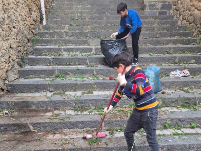 L’esempio di Salvo e Gabriele, 9 anni: ripulita la scala di via Cannizzaro